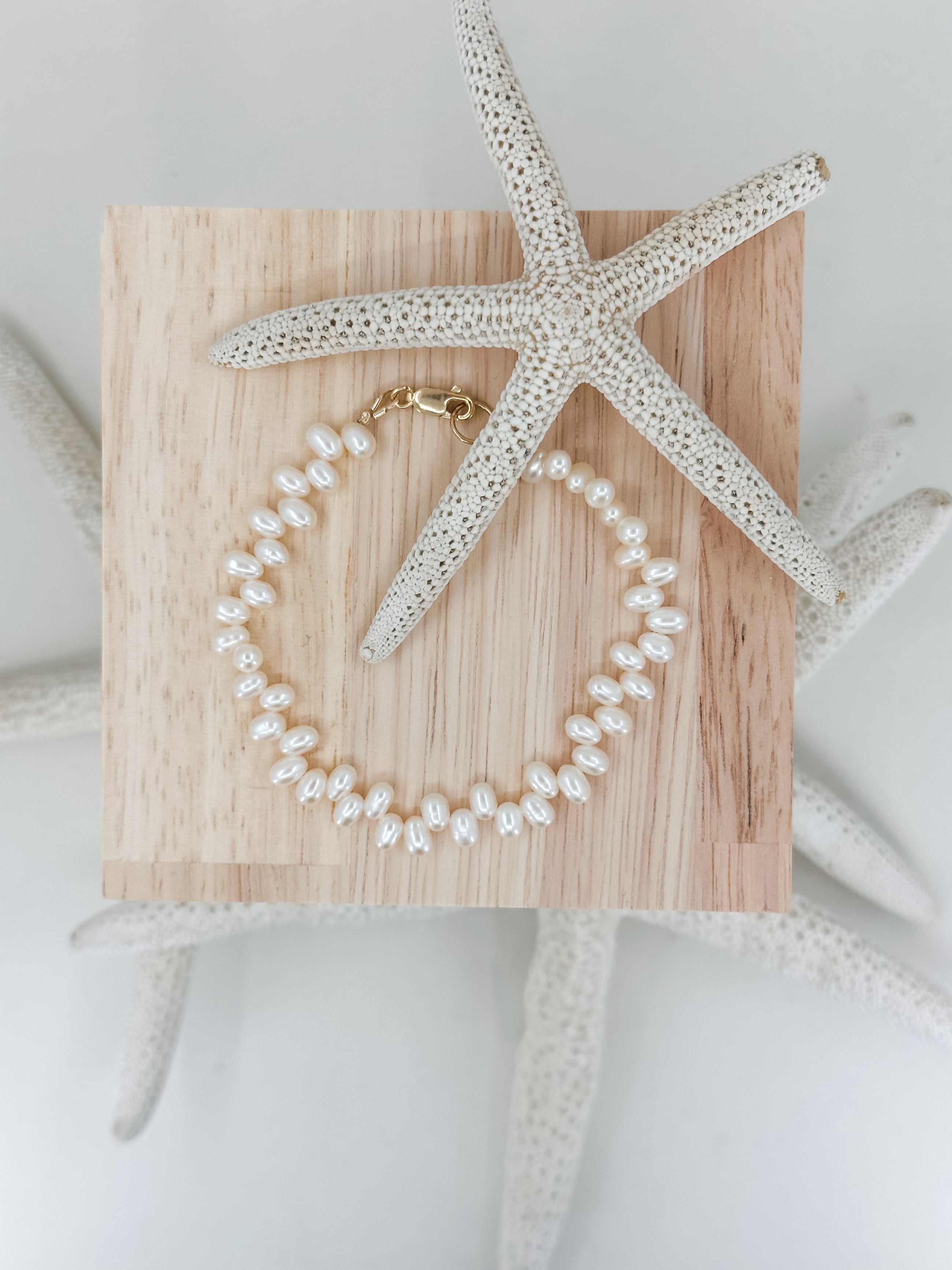 Pulsera de perlas ovaladas onduladas