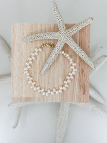 Pulsera de perlas ovaladas onduladas