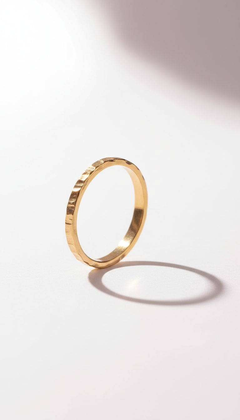 Anillo de oro fino y delicado apilable
