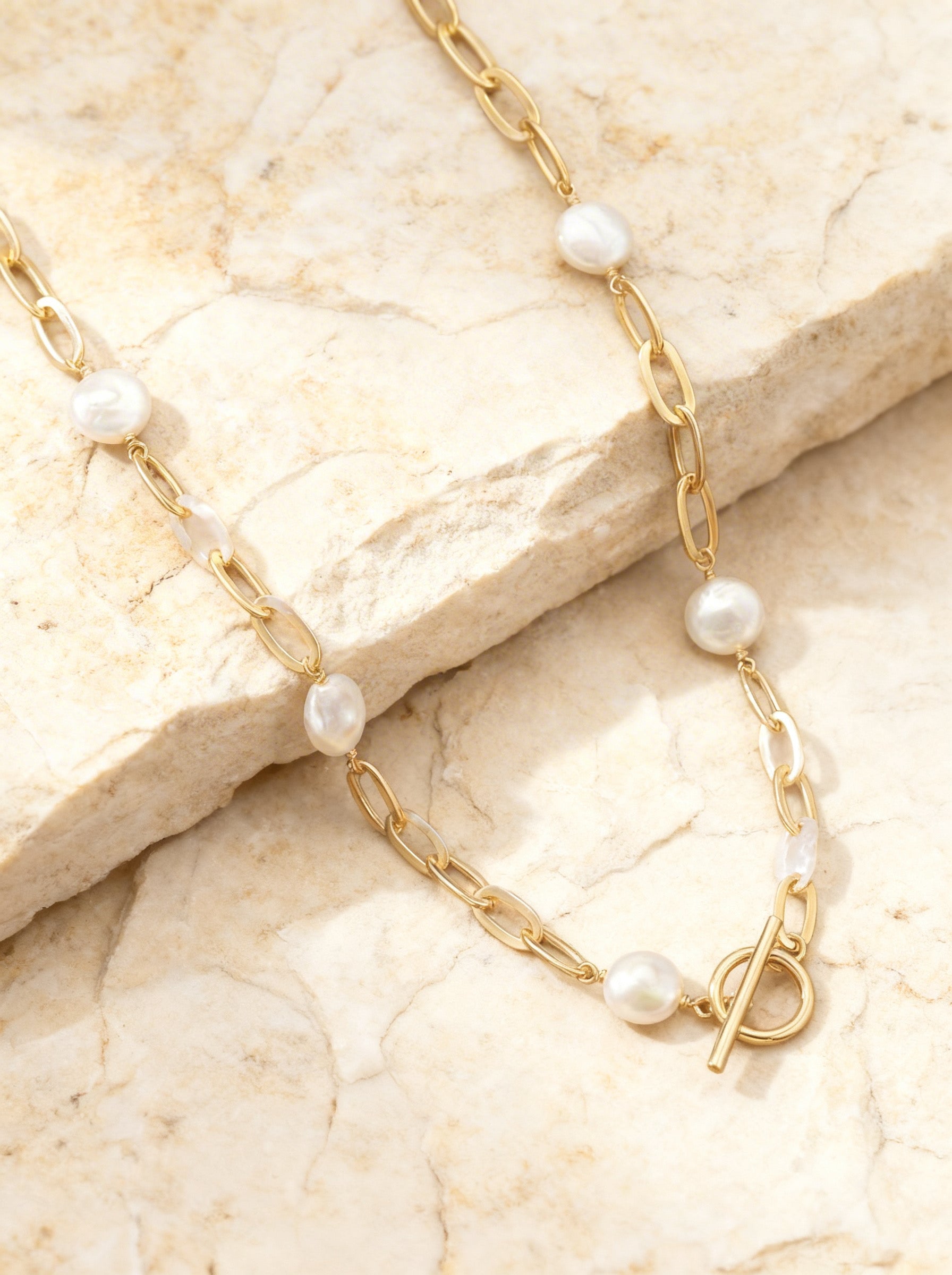 Thick Paperclip Chain & Peals Toggle Chocker